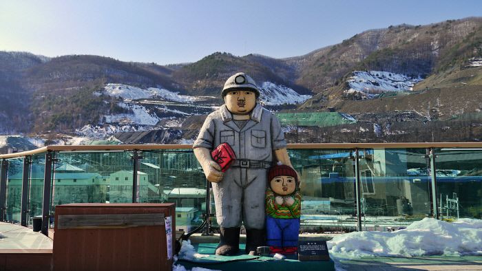 석탄 산업 활황기를 추억하는 철암 삼방동 전망대 조형물.