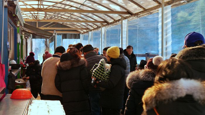 여행자들로 활기가 넘치는 승부역 간이장터.