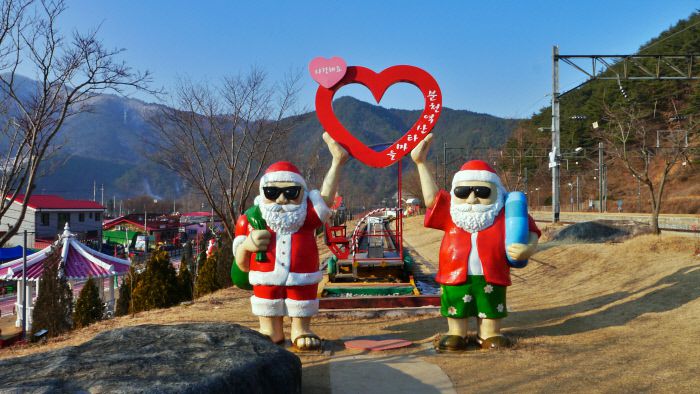 산타마을로 탈바꿈하며 연간 10만명이 찾는 분천역.