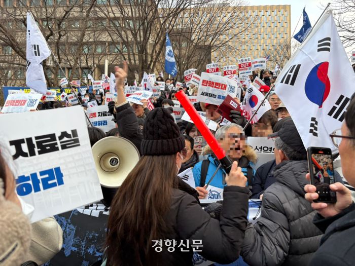 15일 서울대학교 관악캠퍼스 아크로폴리스 광장에 모여든 윤석열 대통령 탄핵 집회 참여자들이 구호를 외치고 있다. 배시은 기자