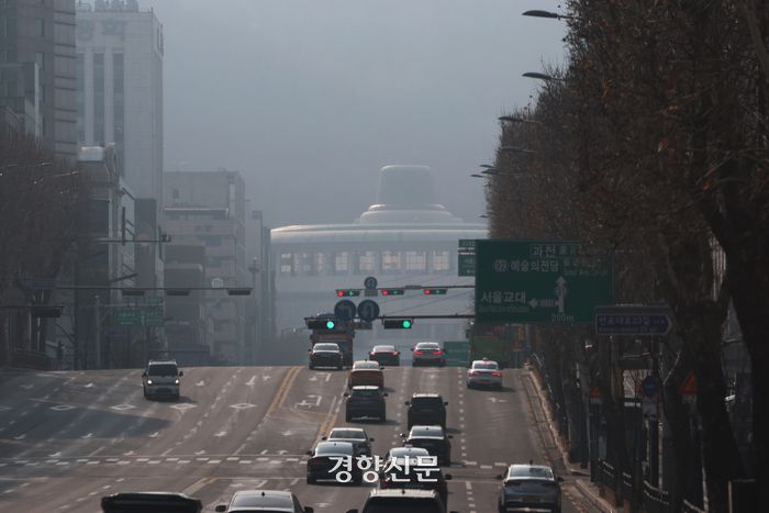전국 대부분 지역에서 초미세먼지 농도가 높게 나타난 16일 오전 서울 서초구 반포대로에서 바라본 도심이 뿌옇다. 2025.2.16. 정지윤 선임기자