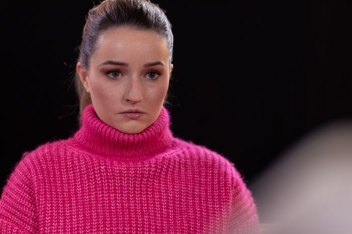 시리즈 마지막 장면에서 주인공이 입은 이 핑크색 스웨터는 실존 인물이 인터뷰에서 입었던 것과 비슷하게 생겼다. 넷플릭스 제공.