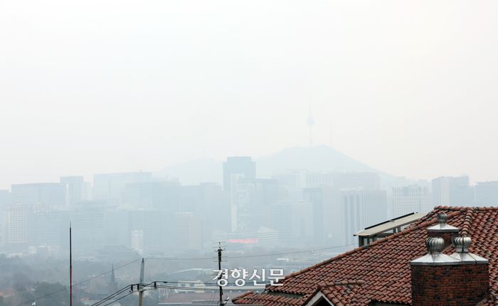 전국 곳곳이 미세먼지 나쁨을 보인 16일 오후 서울 북악스카이웨이에서 바라본 시내가 미세먼지에 갇혀 있다. 2025.2.16. 정지윤 선임기자