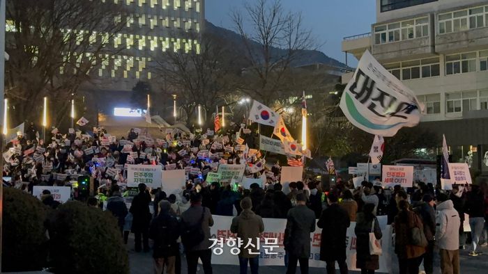 15일 서울대학교 관악캠퍼스 아크로폴리스 광장에서 윤석열 대통령 탄핵 찬반 집회 참여자들이 대립하고 있다. 배시은 기자
