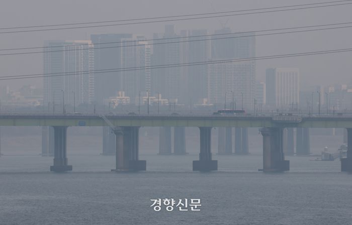 전국 대부분 지역에서 초미세먼지 농도가 높게 나타난 16일 오전 서울 반포대교에서 바라본 도심이 뿌옇다. 2025.2.16. 정지윤 선임기자