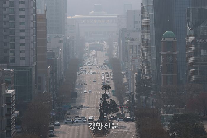 전국 대부분 지역에서 초미세먼지 농도가 높게 나타난 16일 오전 서울 서초동 누에다리에서 바라본 시내가 뿌옇다. 2025.2.16. 정지윤 선임기자