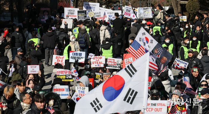 17일 서울 관악구 서울대학교 아크로폴리스 광장에서 서울대공동행동 등 진보단체(위)와 자유민주주의를 수호하는 서울대인 등 보수단체(아래)가 윤석열 대통령 탄핵 찬성과 반대 집회를 각각 진행하고 있다. 성동훈 기자