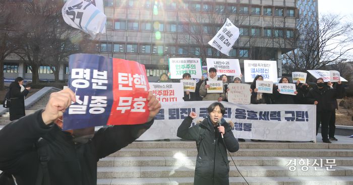 17일 서울 관악구 서울대학교 아크로폴리스 광장에서 서울대공동행동 등 진보단체가 윤석열 대통령 탄핵 촉구 기자회견을 하는 가운데 한 보수단체 회원이 손팻말을 들고 탄핵 반대를 주장하고 있다.  성동훈 기자