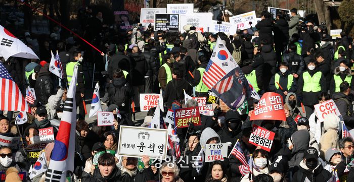17일 서울 관악구 서울대학교 아크로폴리스 광장에서 서울대 공동행동(위)과 자유민주주의를 수호하는 서울대인 등 윤 대통령 지지자들(아래)이 윤석열 대통령 탄핵 찬성·반대 집회를 각각 진행하고 있다. 성동훈 기자