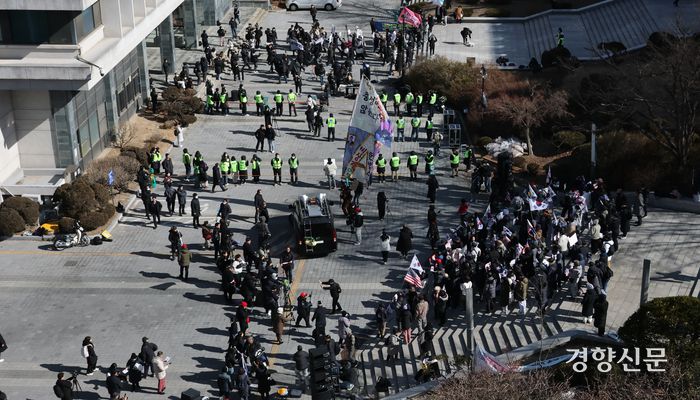 17일 서울 관악구 서울대학교 아크로폴리스 광장에서 서울대공동행동 등 진보단체(위)와 자유민주주의를 수호하는 서울대인 등 보수단체가 윤석열 대통령 탄핵 찬성·반대 집회를 각각 진행하고 있다.  성동훈 기자