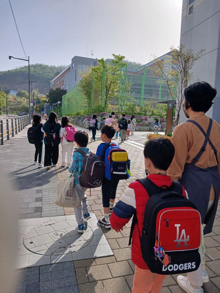 한 서울형 아침돌봄 키움센터에서 돌봄교사가 학생들의 등교를 돕고 있다. 서울시 제공