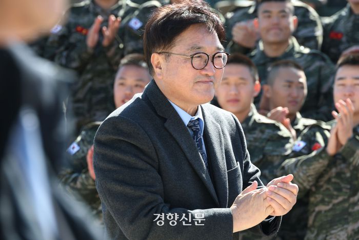 우원식 국회의장이 19일 경북 포항시 해병대 제1사단 본부에 방문해 장병들을 격려하고 있다. 한수빈 기자