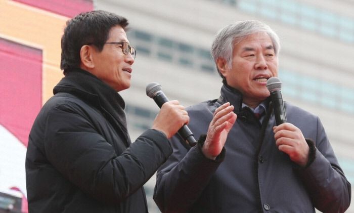 전광훈 한국기독교총연합회(한기총) 대표회장 목사(오른쪽)와 김문수 전 경기지사가 2019년 12월 한 집회에서 발언하고 있다. 두 사람은 2020년 자유통일당을 창당했다. 연합뉴스