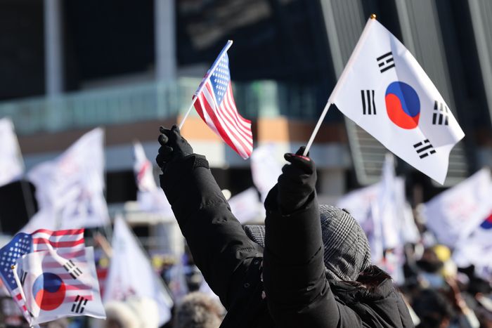 지난 2월 8일 울산 태화강역 광장에서 세이브코리아 울산운동본부 주최로 열린 윤석열 대통령 탄핵 반대 집회 참가자가 태극기와 성조기를 흔들고 있다./연합뉴스