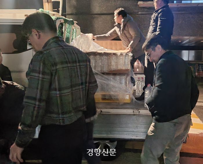 지난 25일 오후 8시50분쯤 서울 중랑구 망우3동 주민센터에 단수에 대비한 생수가 도착했다. 서현희 기자
