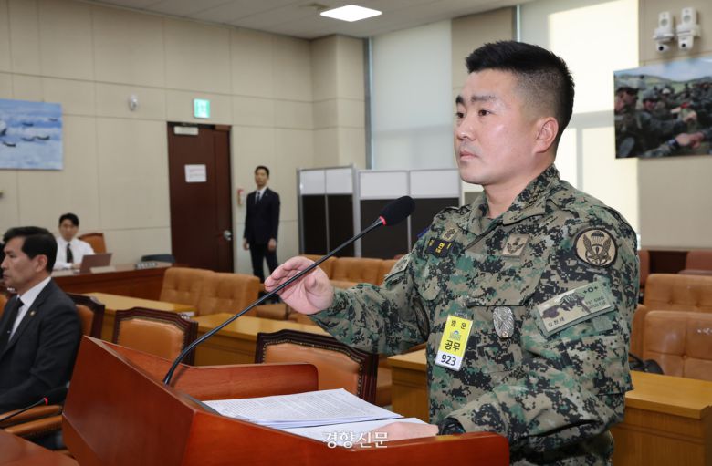 김현태 707특임단장이 지난 17일 성일종 국회 국방위원장이 직권으로 소집한 국방위 전체회의에서 의원질의에 답하고 있다. 박민규 선임기자