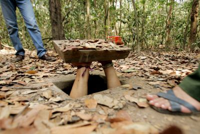 베트남 호찌민시에서 70km 떨어진 곳에 위치한 구찌터널의 한 입구에서 관광객이 터널 내부로 들어가며 입구를 닫고 있다. 경향신문 자료사진