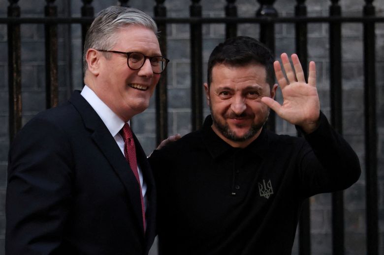 1일(현지시간) 영국 런던을 찾은 볼로디미르 젤렌스키 우크라이나 대통령이 키어 스타머 영국 총리와 만나고 있다. 로이터연합뉴스