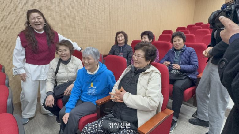 4일 제주 제주시 한경면 종합복지회관에서 만난 후쿠시마 주민들과 제주 해녀들이 함께 웃고 있다. 오경민 기자