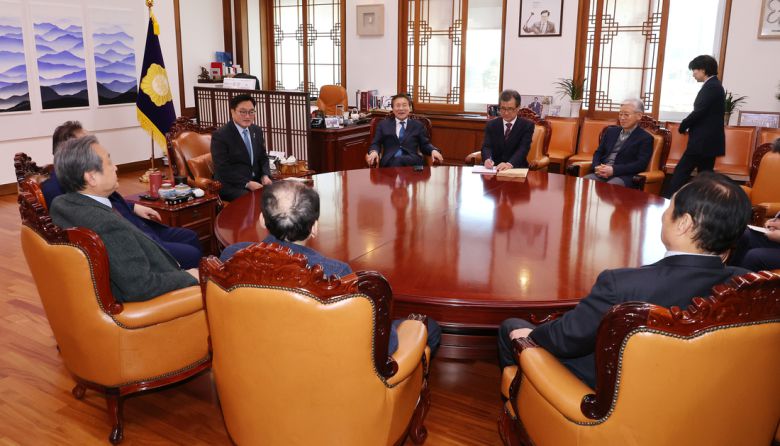 우원식 국회의장이 지난달 26일 서울 여의도 국회에서 헌정회 등 전직 국회의장단 원로급 인사들과 회동하고 있다. 연합뉴스