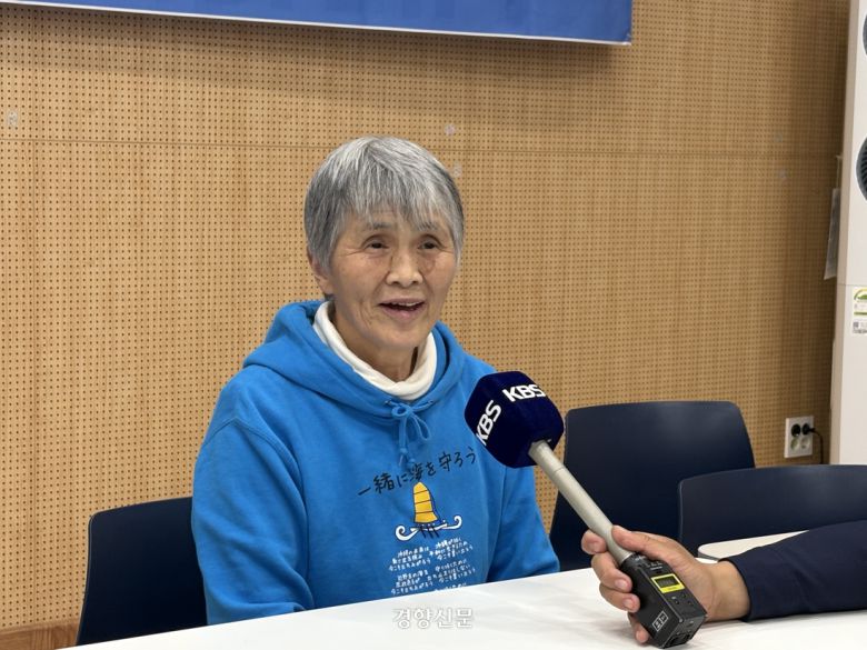 오가와라 사키씨가 4일 제주 제주시 한경면 종합복지회관에서 열린 ‘바다를 잇는 마음, 제주 해녀와 후쿠시마 할머니의 만남’ 후 인터뷰 질문에 답변하고 있다. 오경민 기자
