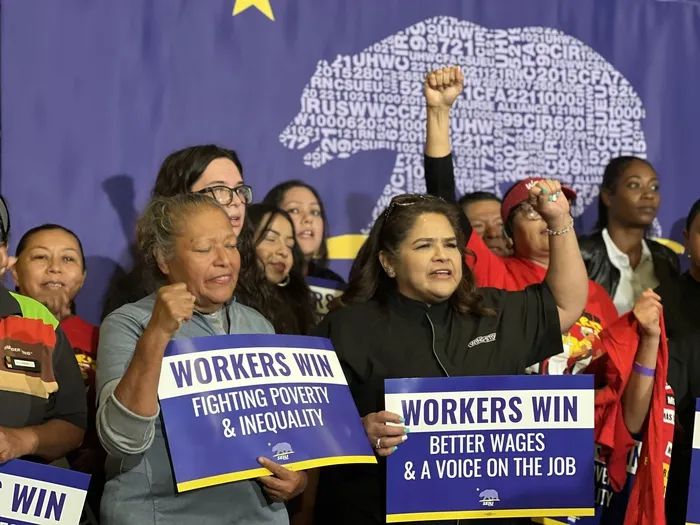 미국 캘리포니아 패스트푸드 노동자들이 2023년 9월28일(현지시각) 개빈 뉴섬 주지사가 이듬해 최저시급을 20달러로 인상하는 ‘AB1228 법안’에 서명하자 기뻐하고 있다. 전미서비스노조 엑스 갈무리