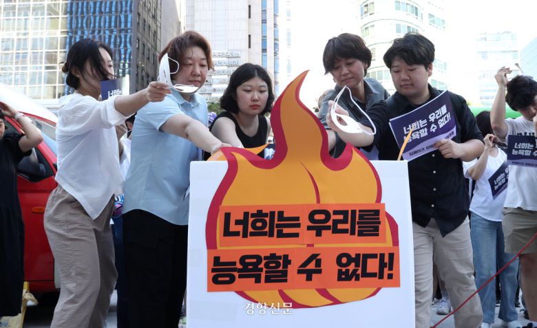 서울여성회와 서울여성회 페미니스트 대학생 연합동아리 회원들이 지난해 8월29일 서울 서초구 강남역 10번 출구 이근에서 딥페이크 성범죄 규탄 긴급 기자회견을 하고 있다. 권도현 기자