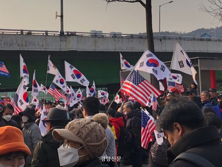 윤석열 대통령에 대한 구속 취소가 결정되자 지지자들이 7일 오후 서울 용산구 한남동 대통령 관저 인근으로 모여들고 있다. 박정연 기자
