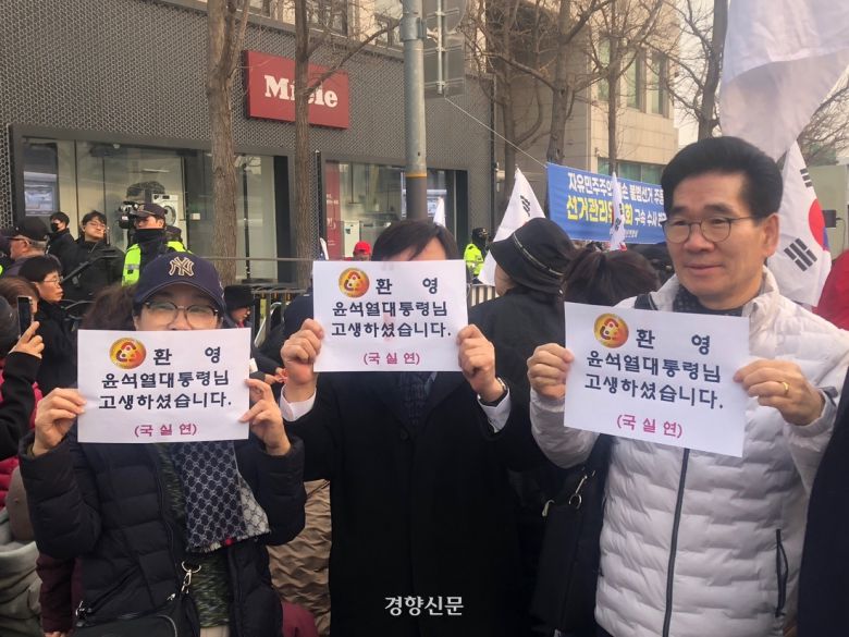 윤석열 대통령에 대한 구속 취소가 결정되자 지지자들이 7일 오후 서울 용산구 한남동 대통령 관저 인근에서 “윤석열 대통령님 고생하셨습니다”라는 글이 적힌 팻말을 들고 있다. 박정연 기자