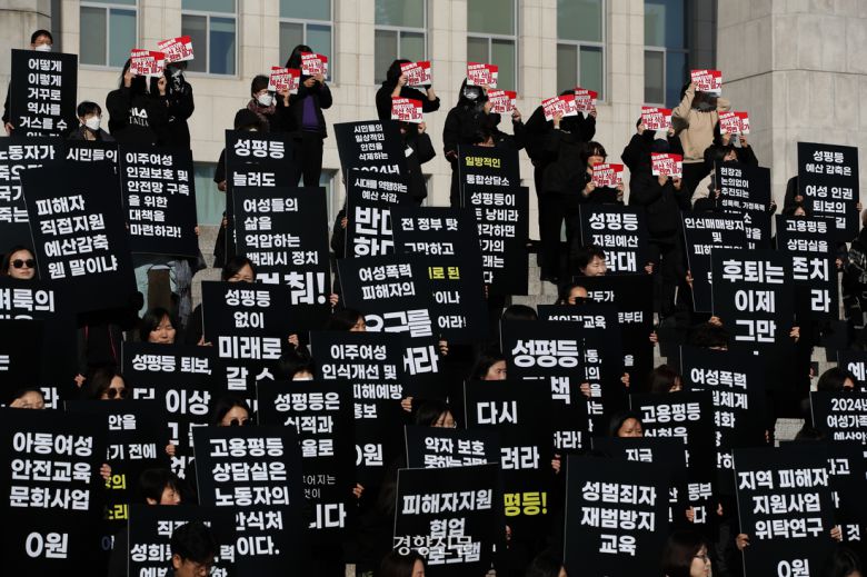 여성폭력 방지 및 피해자 지원 예산 감축 철회 촉구 공동행동 회원들이 2023년 11월21일 국회에서 윤석열 정부의 성평등 예산삭감을 반대하는 손피켓을 들고 구호를 외치고 있다. 성동훈 기자