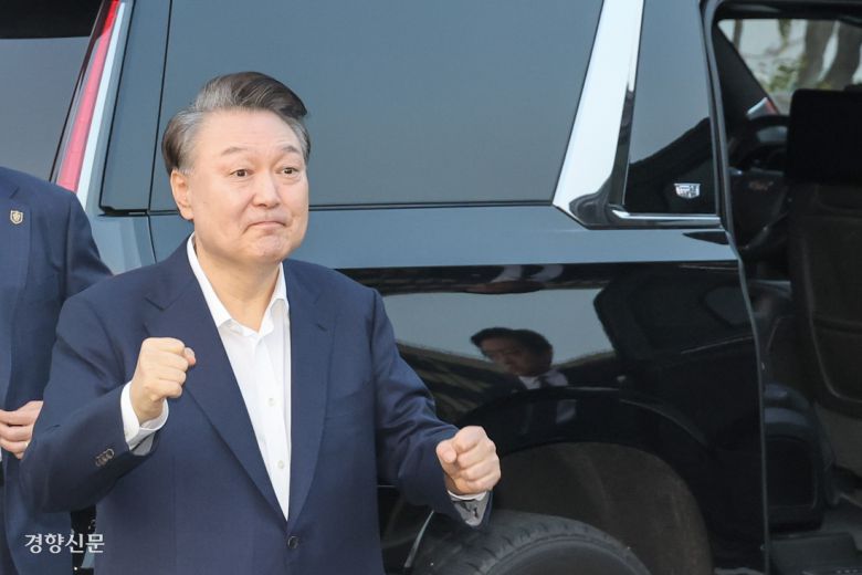 검찰이 법원의 구속취소 결정에 대한 즉시항고를  포기하면서 석방된 윤석열 대통령이 8일 서울 용산구 한남동 대통령 관저 인근에 도착해 지지자들에게 인사하고 있다. 이준헌 기자