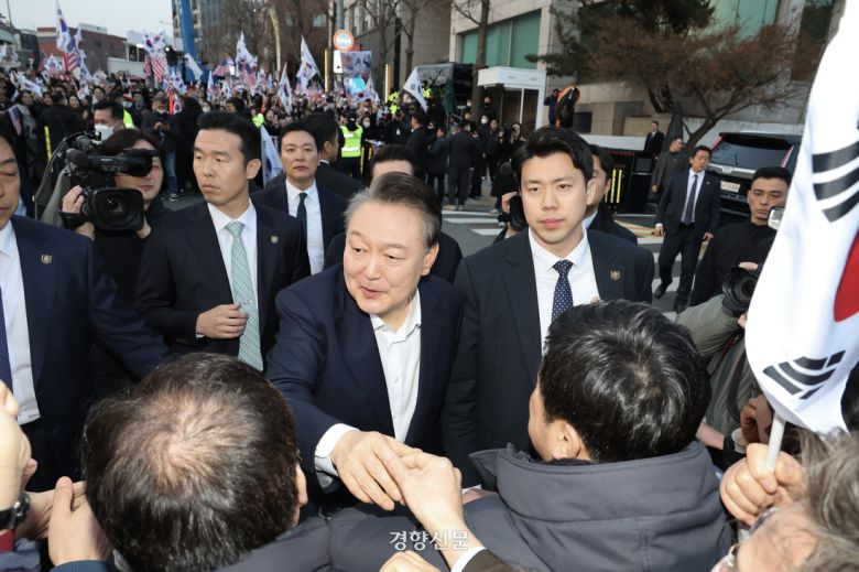 법원의 ‘구속 취소’ 결정에 석방된 윤석열 대통령이 8일 오후 서울 용산구 한남동의 대통령 관저 인근에 도착해 경호 차량에서 내려 지지자들과 인사하고 있다. 이준헌 기자