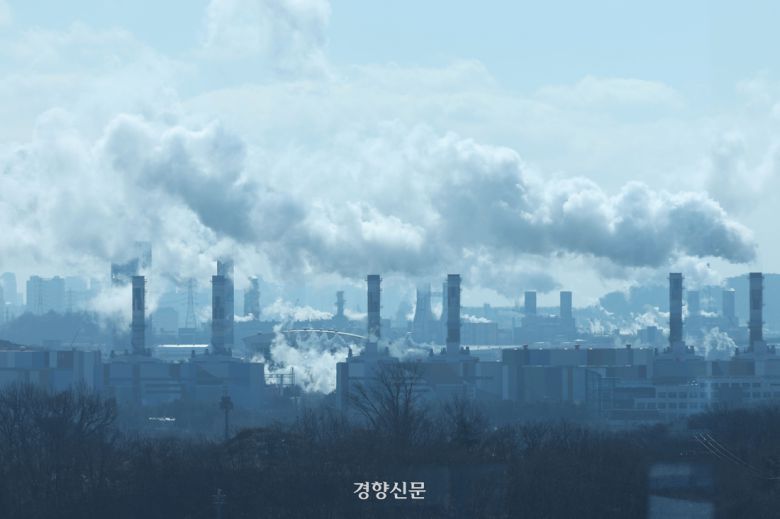 전국적으로 한파 특보가 내린 지난달 4일 인천 서구 서인천복합화력발전소 굴뚝에서 수증기가 나오고 있다. 기사 내용과 관련 없음. 한수빈 기자