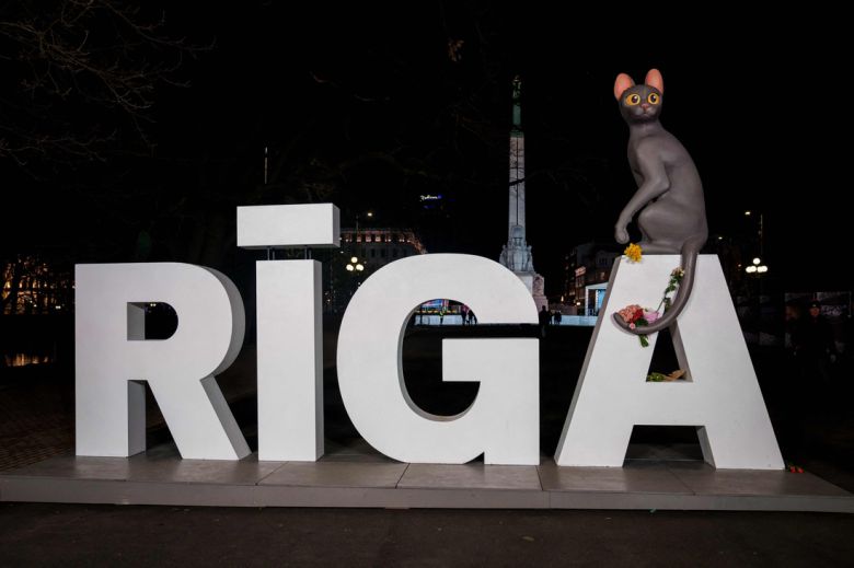 라트비아 리가 자유 기념비 앞에 <플로우> 속 고양이를 형상화한 조형물이 설치돼 있다. 이 설치물은 오는 4월1일부터는 라트비아 시청 앞 광장으로 자리를 옮겨 전시된다. AFP 연합뉴스