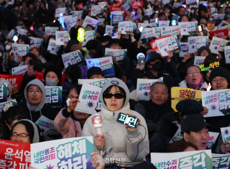 윤석열 대통령 석방 이튿날인 9일 시민사회단체로 구성된 ‘윤석열 즉각 퇴진·사회대개혁 비상행동’ 주최로 서울 종로구 경복궁역 인근에서 열린 집회에서 시민들이 윤 대통령의 파면을 촉구하고 있다. 성동훈 기자