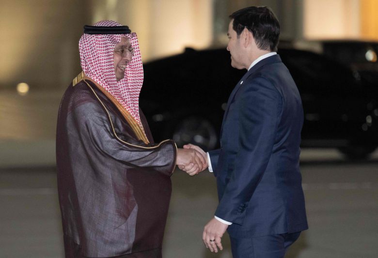 파리드 알-셰리 사우디 외무부 제다 지부장이 마코 루비오 미 국무장관이 10일(현지시간) 제다의 킹 압둘아지즈 국제공항에 도착하자마자 환영하고 있다. AFP연합뉴스