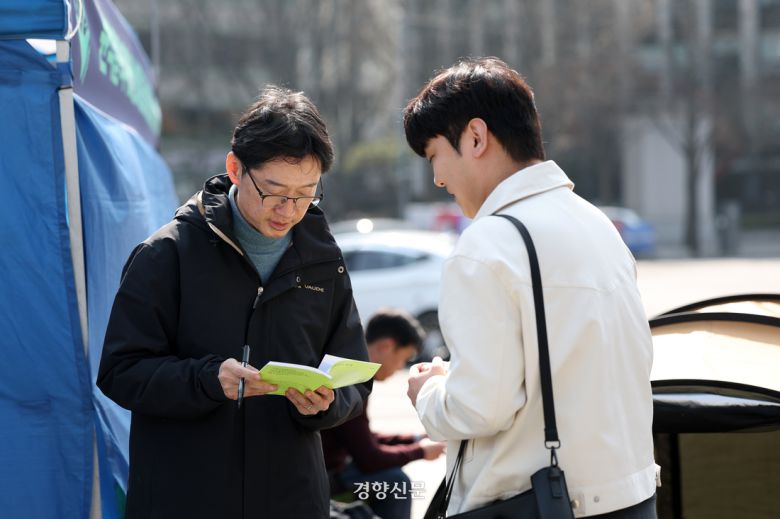 김경수 전 경남지사가 10일 서울 종로구 경복궁역 인근에서 ‘내란 수괴 윤석열 파면 촉구 단식 농성’ 중 시민과 이야기를 나누고 있다. 권도현 기자