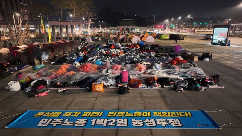 민주노총이 윤석열 대통령의 파면을 촉구하며 지난 11일 서울 종로구 광화문 광장에서 노숙 농성을 진행하고 있다. 민주노총 제공