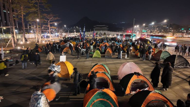 민주노총이 윤석열 대통령의 파면을 촉구하며 지난 11일 서울 종로구 광화문 광장에서 노숙 농성을 진행하고 있다. 민주노총 제공