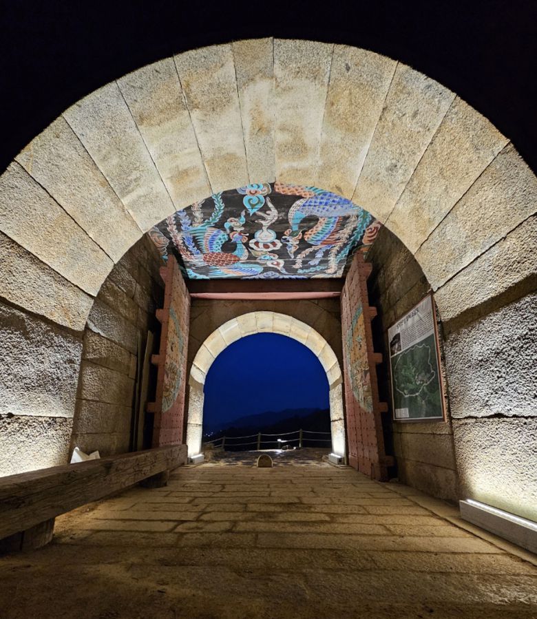 충북 청주의 대표 역사문화유적지인 상당산성 남문의 야경 모습. 청주시 제공.