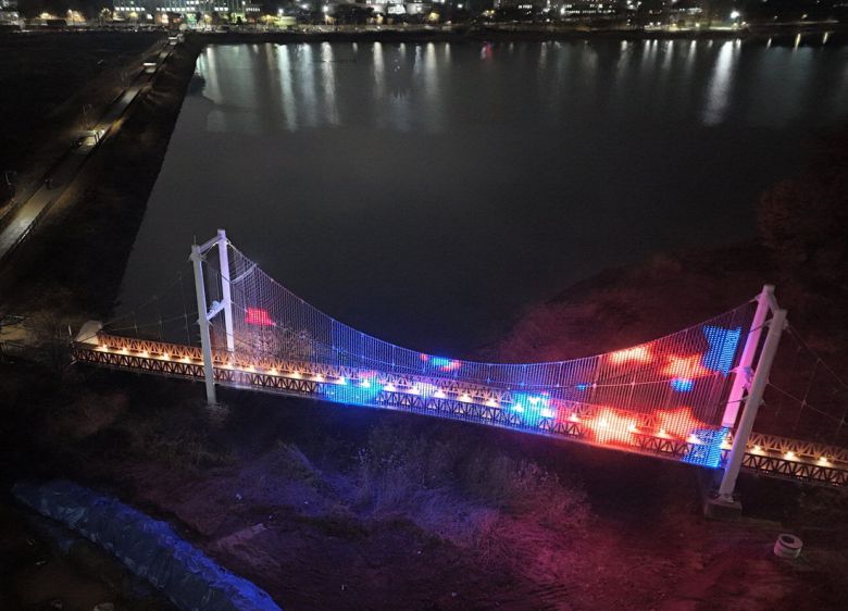 충남 천안시가  안서동 천호지공원 천수교에 조성한 미디어파사드 모습. 천안시 제공.