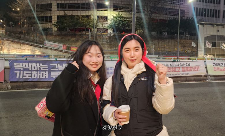 지난 3일 서울 중구 세종호텔 농성장 앞으로 해나(왼쪽, 활동명·20), 진아(활동명·35)가 서 있다. 우혜림 기자