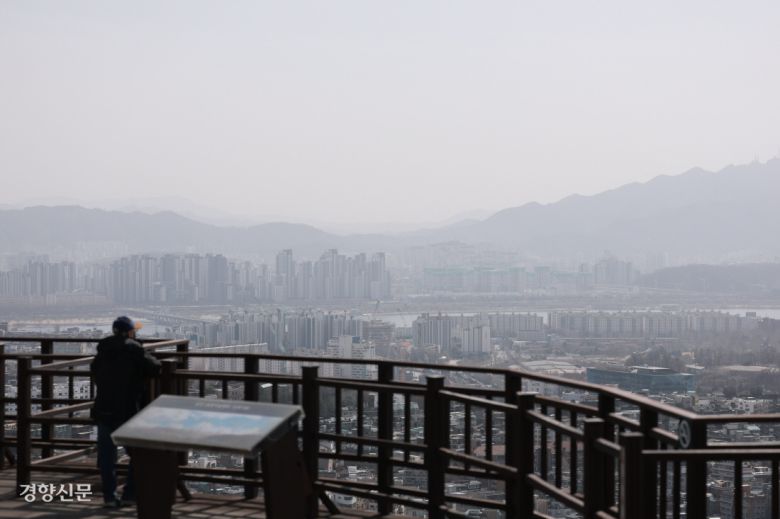 ‘불청객 황사’…잿빛으로 뒤덮인 서울 전국이 황사의 영향을 받은 13일 서울 남산에서 바라본 도시가 뿌옇다. 이준헌 기자 heon@kyunghyang.com