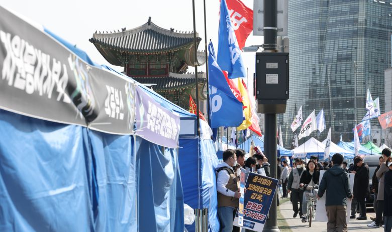 14일 서울 종로구 경복궁 서십자각터 인근에 윤석열 대통령 퇴진을 촉구하며 야당과 시민단체가 세운 천막농성장들이 보이고 있다.  성동훈 기자