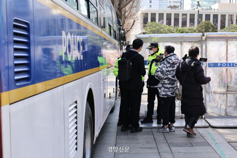 윤석열 대통령 탄핵심판 선고가 다가오는 가운데 14일 서울 종로구 헌법재판소 인근 경비 태세가 한층 강화됐다. 경찰은 일반인의 헌법재판소 정문 앞 통행을 막고 헌법재판소 직원이나 기자 등만 신분증을 확인한 뒤 통행을 허용하고 있다. 곳곳에 바리케이드를 추가로 설치하는 모습도 눈에 띄었으며, 헌재 담장 일부 구간에는 철조망이 설치되기도 했다. 2025.3.14 이준헌 기자