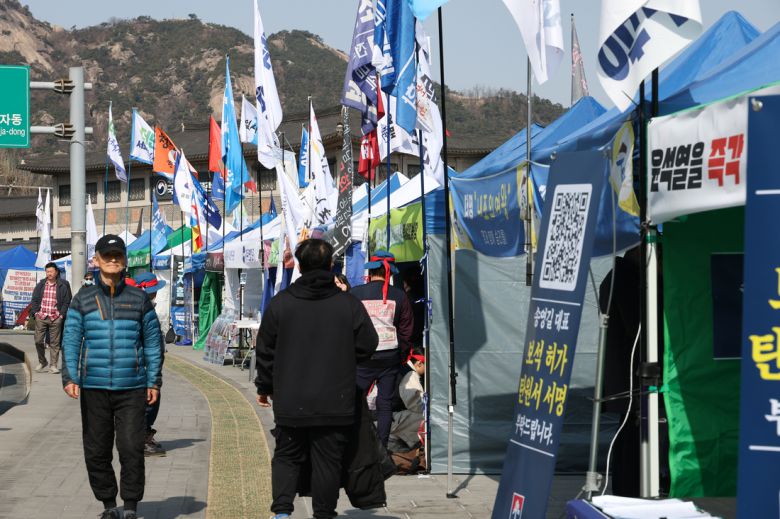 14일 서울 종로구 경복궁 서십자각터 인근에 윤석열 대통령 퇴진을 촉구하며 야당과 시민단체가 세운 천막농성장들이 보이고 있다.  성동훈 기자