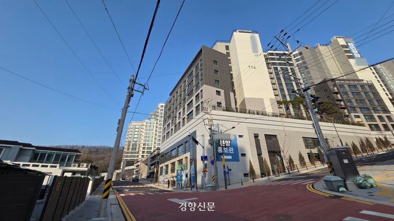 대구 수성구의 한 아파트에 할인분양 안내문이 붙어 있다. 최미랑 기자