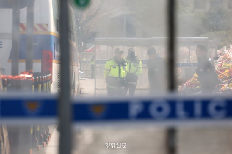 헌법재판소 앞 인도에 차단벽이 설치되어 있다.