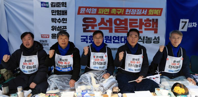 헌법재판소의 윤석열 대통령 파면을 촉구하며 단식농성 중인 김준혁·서영석·위성곤·박수현·민형배(왼쪽부터) 더불어민주당 의원이 17일 서울 광화문 동십자각에서 7일째 단식 농성을 이어가고 있다. 서성일 선임기자
