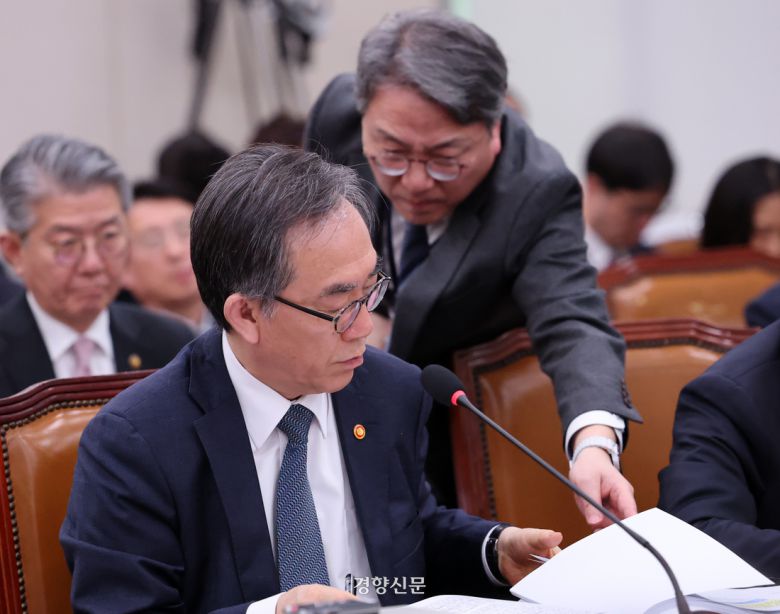 조태열 외교부 장관이 지난 11일 국회 외교통일위원회 전체회의에서 관계자로부터 답변자료를 전달받고 있다. 박민규 선임기자
